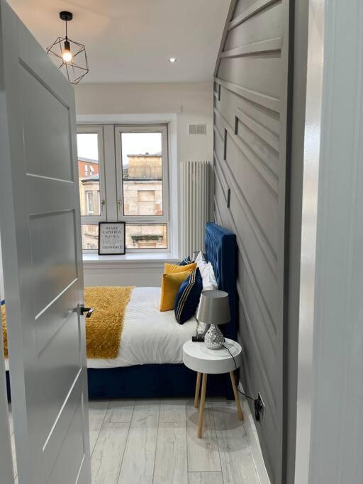 Cheerful 2 Bedroom Homely Apartment, Sleeps 4 Guest Comfy, 1X Double Bed, 2X Single Beds, Parking, Free Wifi, Suitable For Business, Leisure Guest,Glasgow, Glasgow West End, Near City Centre Eksteriør billede