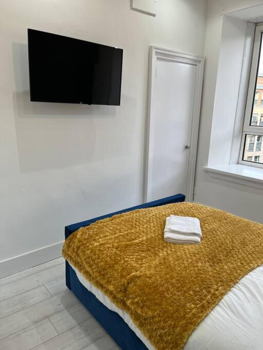 Cheerful 2 Bedroom Homely Apartment, Sleeps 4 Guest Comfy, 1X Double Bed, 2X Single Beds, Parking, Free Wifi, Suitable For Business, Leisure Guest,Glasgow, Glasgow West End, Near City Centre Eksteriør billede