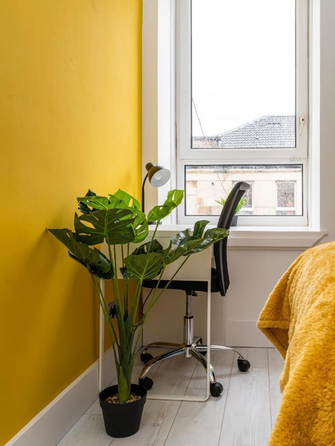 Cheerful 2 Bedroom Homely Apartment, Sleeps 4 Guest Comfy, 1X Double Bed, 2X Single Beds, Parking, Free Wifi, Suitable For Business, Leisure Guest,Glasgow, Glasgow West End, Near City Centre Eksteriør billede